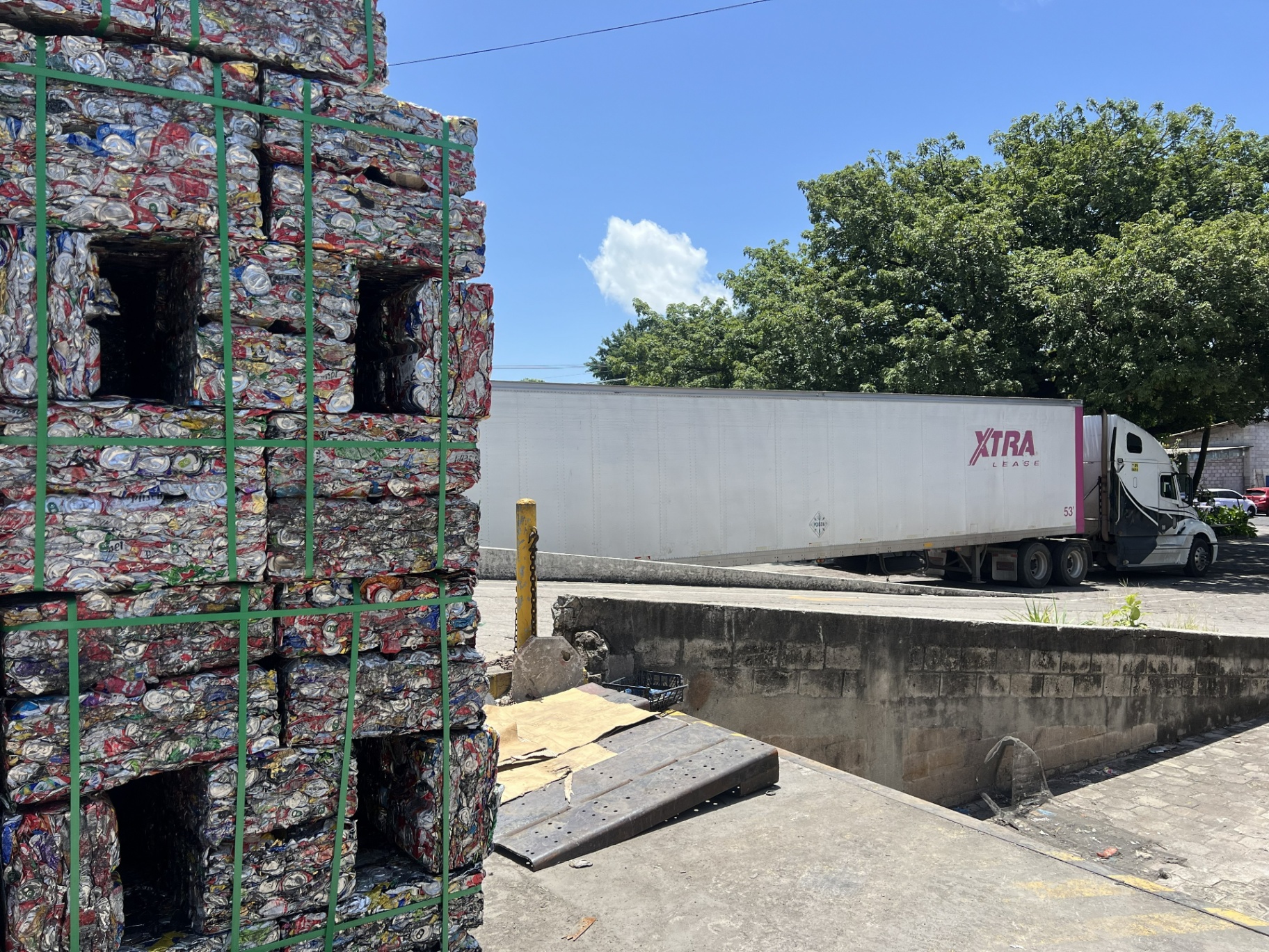 Alcance internacional de Parque Industrial Verde: fardos de aluminio compactado listos para exportación